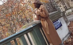 尤妮丝觥错的酒杯